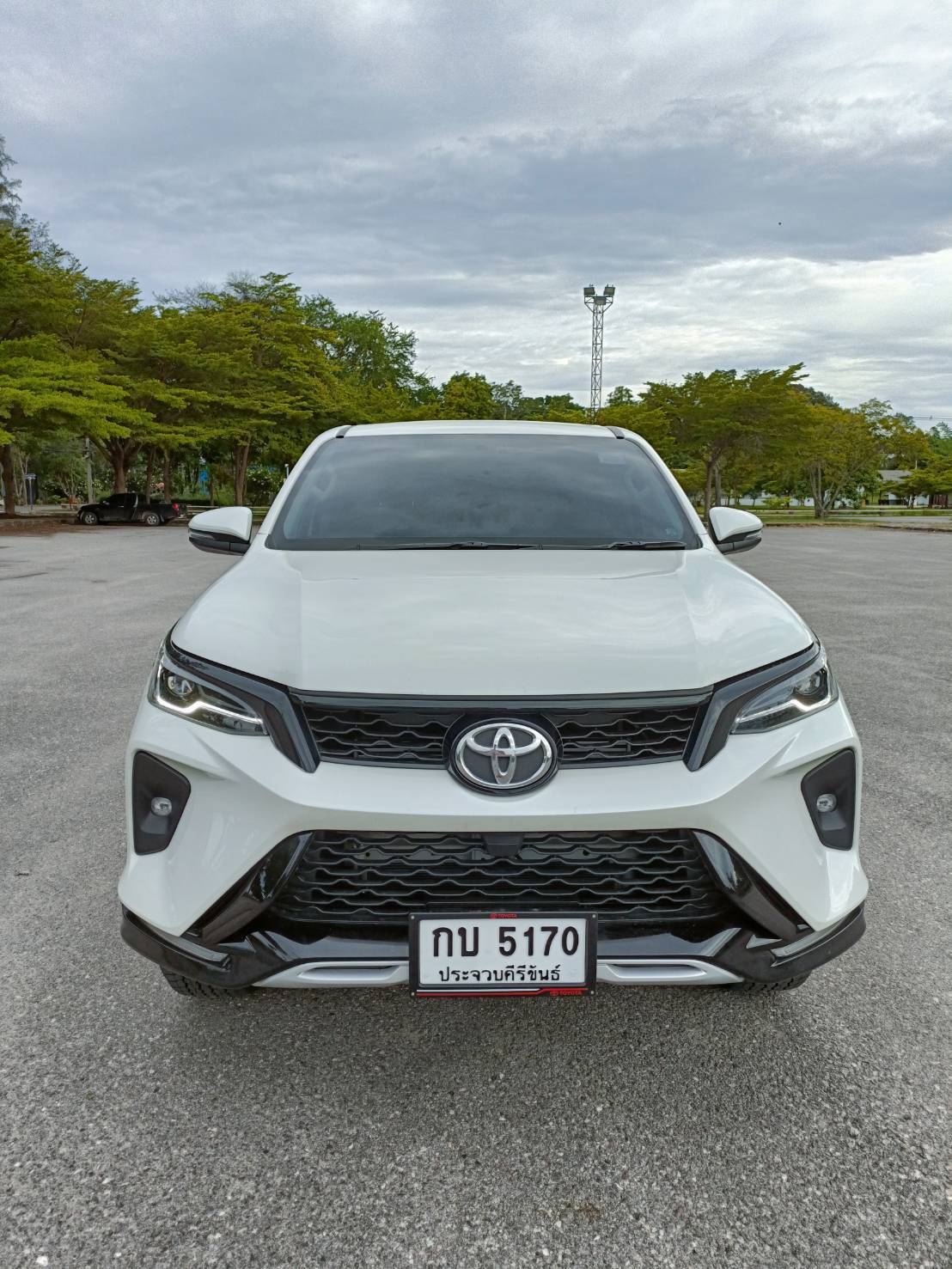 Toyota Fortuner Legender white — BAMBOO Taxi