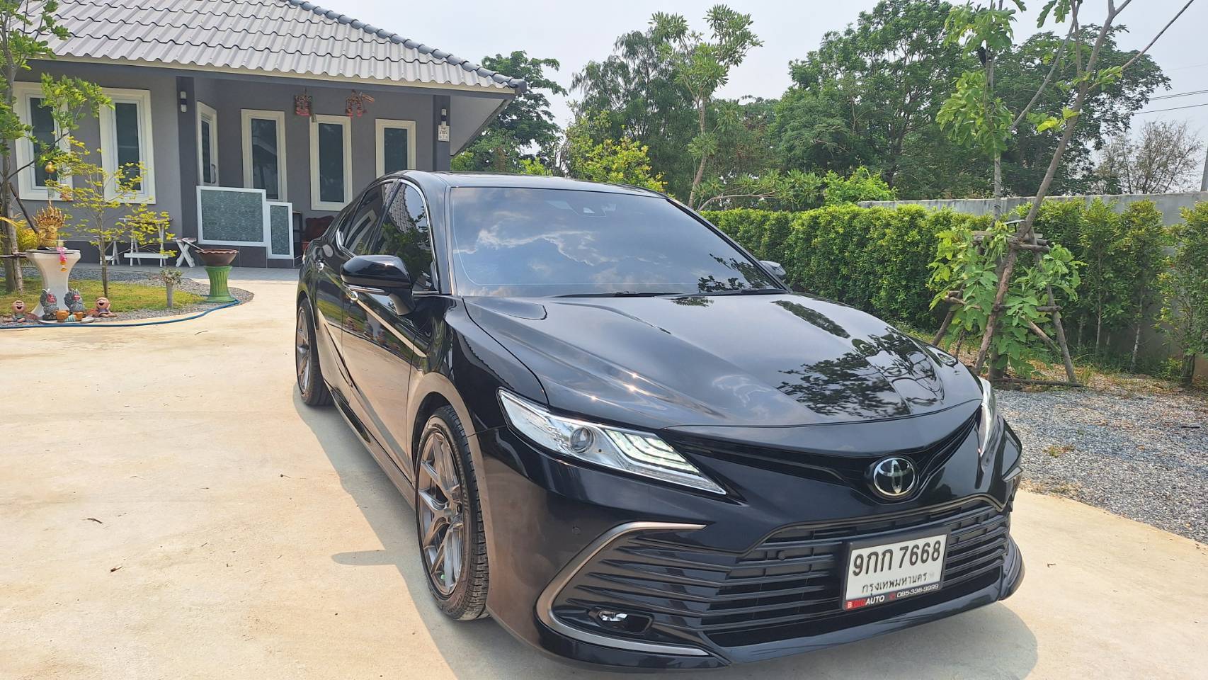 Toyota Camry 2023 black — BAMBOO Taxi